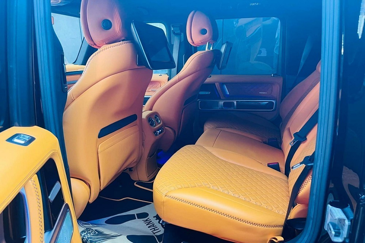 Theo như chia sẻ từ Phan Công Khanh, chiếc SUV hạng sang Brabus 800 Widestar này được hãng độ của Đức cho ra lò, điều này đồng nghĩa, xe được độ từ trong ra ngoài, và cả hệ truyền động cũng được nâng cấp lại cho mạnh mẽ, đúng với tiêu chí đề ra ban đầu từ Brabus.