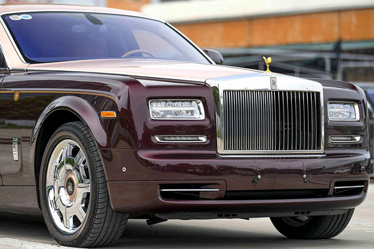 Chiếc xe siêu sang Rolls-Royce Phantom Lửa thiêng này được mang ra đấu giá lần đầu tiên vào tháng 11 năm ngoái với giá khởi điểm 28,025 tỷ đồng, ai muốn tham dự phải cọc 5,6 tỷ đồng nhưng đến quá hạn cọc, không có ai hứng thú xuống tiền khiến ngân hành OCB phải giảm giá để mang xe ra đấu giá lần thứ 2.