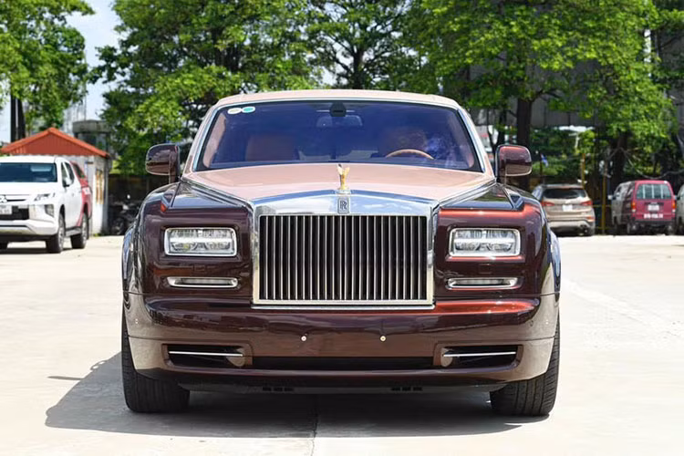 Tại thời điểm bàn giao xe cho Chủ tịch FLC, chiếc xe siêu sang Rolls-Royce Phantom Sacred Fire có giá đồn đoán trên 51 tỷ đồng, một con số không tưởng cho xe ôtô tại thời điểm bấy giờ. Tuy nhiên, đây không phải là chiếc xe đắt nhất trong bộ sưu tập xe của ông Trịnh Văn Quyết.
