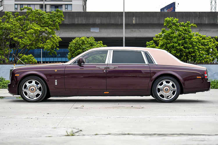 Tuy nhiên, mới đây, chiếc xe Rolls-Royce Phantom Lửa thiêng lại bất ngờ hot trở lại trên mạng xã hội. Cụ thể, 1 người chuyên mua bán xe đắt tiền ở Hà Nội đã chào bán chiếc xe siêu sang Rolls-Royce Phantom Sacred Fire lên sàn xe cũ Hà Nội đã khiến không ít người bất ngờ.