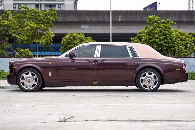 Tuy nhiên, mới đây, chiếc xe Rolls-Royce Phantom Lửa thiêng lại bất ngờ hot trở lại trên mạng xã hội. Cụ thể, 1 người chuyên mua bán xe đắt tiền ở Hà Nội đã chào bán chiếc xe siêu sang Rolls-Royce Phantom Sacred Fire lên sàn xe cũ Hà Nội đã khiến không ít người bất ngờ.