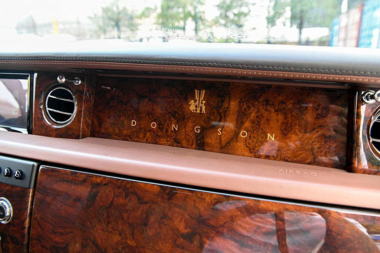 Được phát triển dựa trên một chiếc xe siêu sang Rolls-Royce Phantom Series II nhưng mẫu xe Phantom Lửa thiêng của ông Trịnh Văn Quyết vẫn có điểm nhấn riêng ở bên ngoài để người xem nhìn vào đủ biết đây là xe độc nhất thế giới, đó là chi tiết hình trống đồng Đông Sơn cùng với hình ảnh 18 con hạc, tượng trưng cho 18 đời Vua Hùng tại Việt Nam.