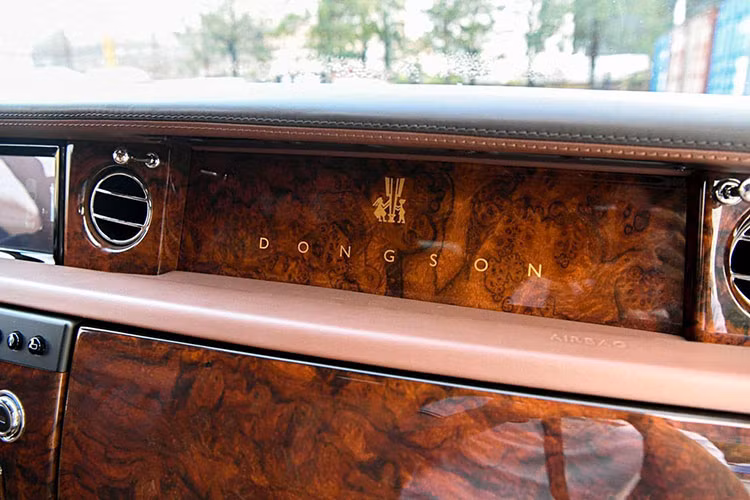 Được phát triển dựa trên một chiếc xe siêu sang Rolls-Royce Phantom Series II nhưng mẫu xe Phantom Lửa thiêng của ông Trịnh Văn Quyết vẫn có điểm nhấn riêng ở bên ngoài để người xem nhìn vào đủ biết đây là xe độc nhất thế giới, đó là chi tiết hình trống đồng Đông Sơn cùng với hình ảnh 18 con hạc, tượng trưng cho 18 đời Vua Hùng tại Việt Nam.