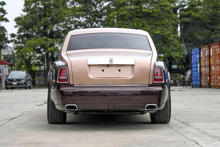 Chiếc xe Rolls-Royce Phantom Lửa Thiêng của ông Trịnh Văn Quyết vẫn được trang bị khối động cơ V12, dung tích 6.75 lít, sản sinh công suất tối đa 453 mã lực và mô-men xoắn cực đại đạt 720 Nm. Chiếc xe siêu sang này mất khoảng thời gian 6,1 giây để tăng tốc lên 100 km/h từ vị trí xuất phát trước khi đạt vận tốc tối đa 250 km/h.