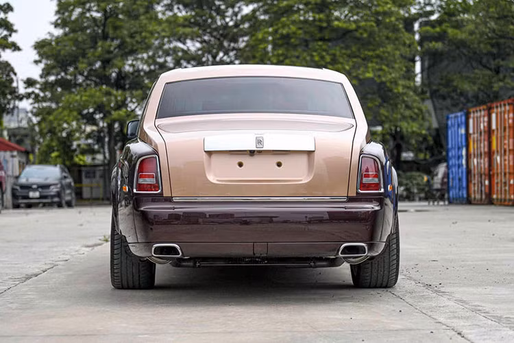 Chiếc xe Rolls-Royce Phantom Lửa Thiêng của ông Trịnh Văn Quyết vẫn được trang bị khối động cơ V12, dung tích 6.75 lít, sản sinh công suất tối đa 453 mã lực và mô-men xoắn cực đại đạt 720 Nm. Chiếc xe siêu sang này mất khoảng thời gian 6,1 giây để tăng tốc lên 100 km/h từ vị trí xuất phát trước khi đạt vận tốc tối đa 250 km/h.