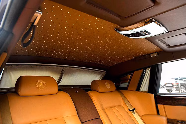 Tiến vào bên trong khoang lái, hình ảnh 18 con chim hạc được vẽ thủ công xuất hiện bên hông thành cửa, biểu tượng trống đồng hay hình người nhảy múa cũng góp mặt bên trong khoang lái chiếc Rolls-Royce Phantom Lửa thiêng có một không hai trên thế giới của đại gia Việt.