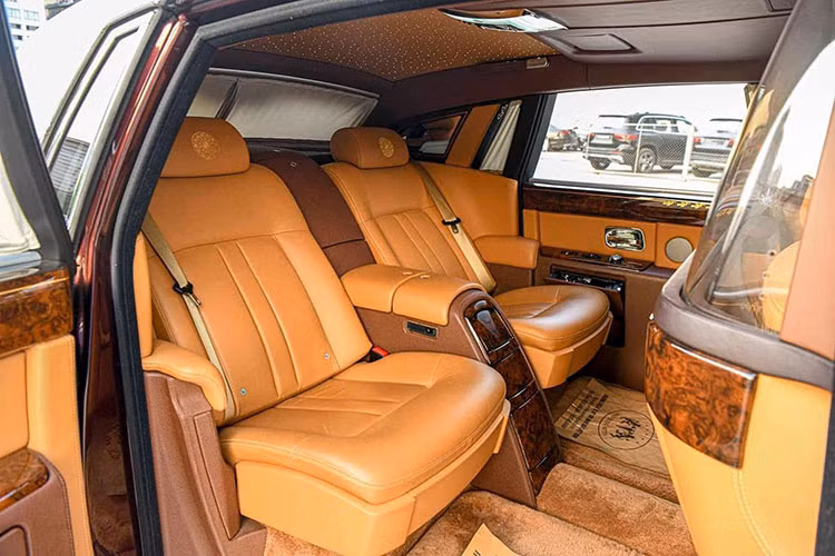 Ngoài ra, điểm nhấn ở bên ngoài chiếc xe Rolls-Royce Phantom Sacred Fire còn có ngoại thất được sơn 2 màu là đỏ Madeira và nửa trên được hoàn thành với tông vàng Sunrise. Màu sắc này là đặc trưng cho một số xe Rolls-Royce Phantom được cá nhân hóa trước đó. Cuối cùng chính là việc phủ lên logo Spirit of Ecstasy lớp mạ vàng bắt mắt.