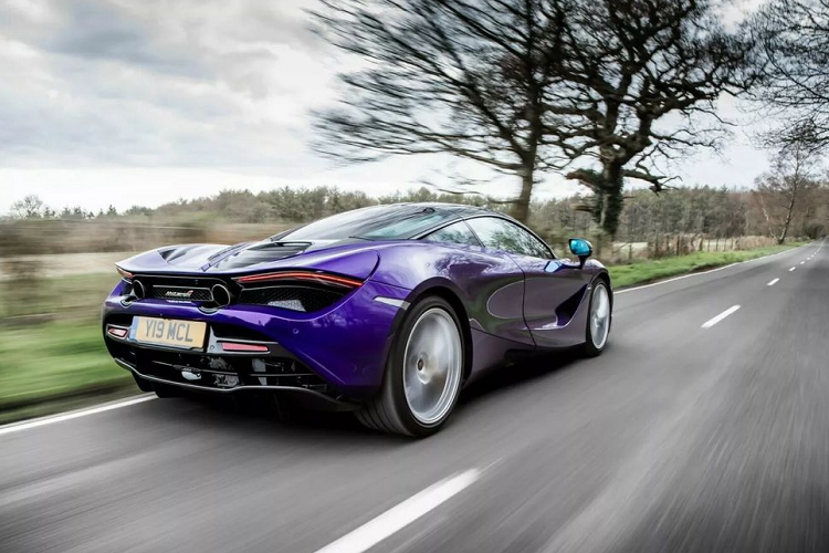 Với khung gầm nhẹ và “trái tim” V8 tăng áp kép mạnh 718 mã lực, McLaren 720S mang lại hiệu suất thách thức những siêu xe đắt tiền hơn nhiều. Nó có thể chạy nước rút tới 60 dặm/giờ (96 km/giờ) chỉ trong 2,6 giây và có tốc độ tối đa khoảng 212 dặm/giờ (341 km/giờ).