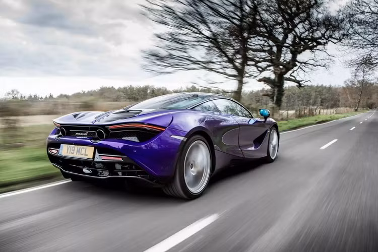 Với khung gầm nhẹ và “trái tim” V8 tăng áp kép mạnh 718 mã lực, McLaren 720S mang lại hiệu suất thách thức những siêu xe đắt tiền hơn nhiều. Nó có thể chạy nước rút tới 60 dặm/giờ (96 km/giờ) chỉ trong 2,6 giây và có tốc độ tối đa khoảng 212 dặm/giờ (341 km/giờ).