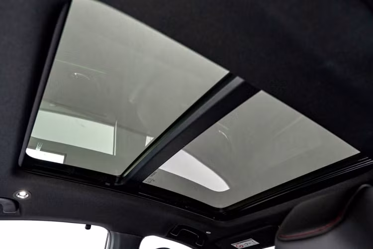 Về nội thất, Honda Accord 2024 trang bị tiêu chuẩn: Ghế ngồi bọc da màu đen; Trang trí nội thất viền nhựa đen Piano; Khởi động bằng nút bấm; Chìa khóa thông minh tích hợp khởi động từ xa; Gương chiếu hậu chống chói tự động; Điều hòa tự động 2 vùng; Cửa gió điều hòa hàng ghế sau; Rèm che nắng hàng ghế sau; Sạc không dây; Phanh tay điện tử với giữ phanh tự động Autohold; Đồng hồ lái kỹ thuật số 10,2 inch