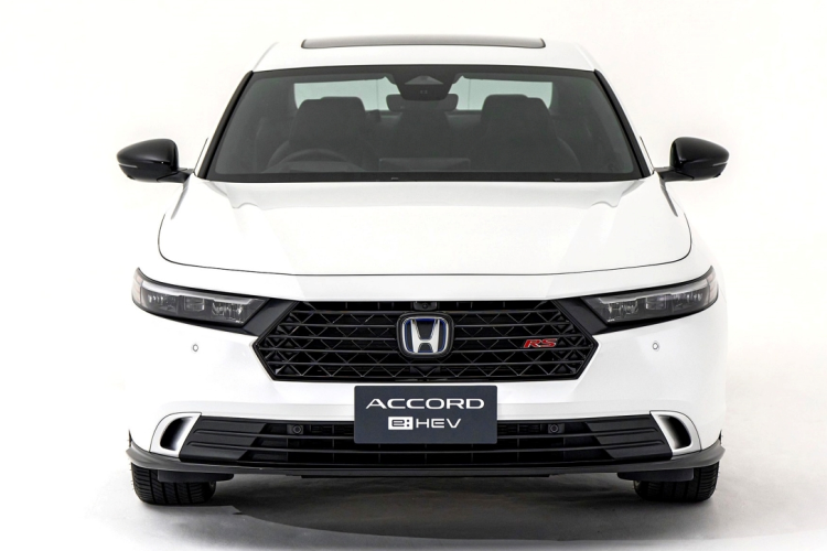 Honda Accord 2024 cũng trang bị các hệ thống an toàn tiêu chuẩn bao gồm: Hệ thống phanh ABS, EBD, BA; Cân bằng điện tử VSA bao gồm hỗ trợ vào cua Hỗ trợ khởi hành ngang dốc HSA; Cảnh báo bên ngoài khi lái xe bằng chế độ thuần điện; Tự động khóa cửa khi rời khỏi xe; Tự động khóa cửa theo tốc độ; Đèn báo phanh khẩn cấp; Cảnh báo áp suất lốp; Cảnh báo người lái mất tập trung; 8 túi khí; Camera quan sát làn đường LaneWatch; Camera lùi 3 góc nhìn