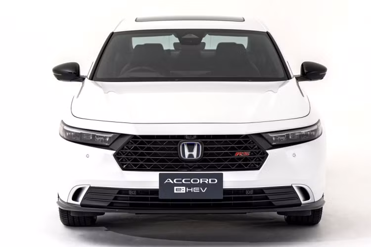 Honda Accord 2024 cũng trang bị các hệ thống an toàn tiêu chuẩn bao gồm: Hệ thống phanh ABS, EBD, BA; Cân bằng điện tử VSA bao gồm hỗ trợ vào cua Hỗ trợ khởi hành ngang dốc HSA; Cảnh báo bên ngoài khi lái xe bằng chế độ thuần điện; Tự động khóa cửa khi rời khỏi xe; Tự động khóa cửa theo tốc độ; Đèn báo phanh khẩn cấp; Cảnh báo áp suất lốp; Cảnh báo người lái mất tập trung; 8 túi khí; Camera quan sát làn đường LaneWatch; Camera lùi 3 góc nhìn