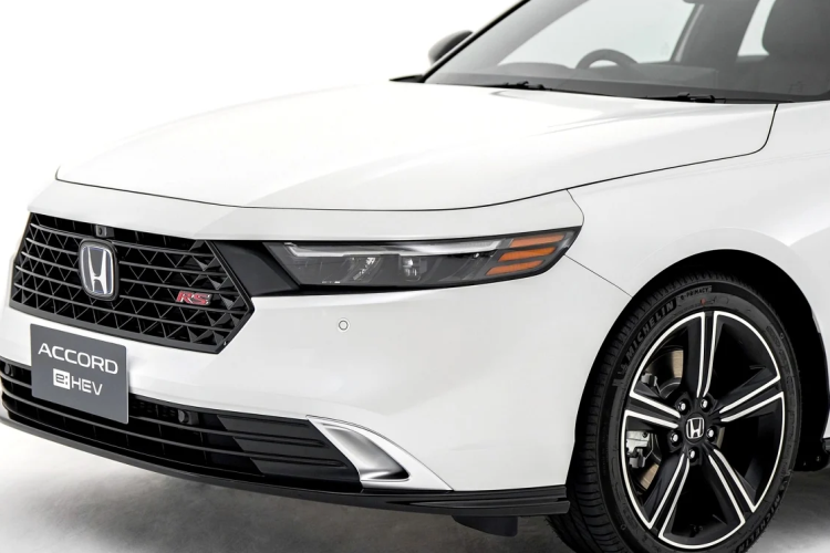 Tại Thái Lan, Honda Accord 2024 có 4 màu ngoại thất gồm: Trắng, Bạc, Xám và Đen. Trong khi nội thất cũng có 2 tùy chọn: Đen và Đen chỉ đỏ (dành riêng cho phiên bản RS). Mẫu sedan hạng D của Honda sẽ được bảo hành 3 năm hoặc 100.000 km tùy theo điều kiện nào đến trước. Khách hàng có thể gia hạn 2 năm hoặc thêm 40.000 km với gói Ultimate Care.