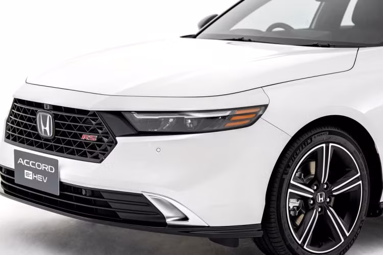 Tại Thái Lan, Honda Accord 2024 có 4 màu ngoại thất gồm: Trắng, Bạc, Xám và Đen. Trong khi nội thất cũng có 2 tùy chọn: Đen và Đen chỉ đỏ (dành riêng cho phiên bản RS). Mẫu sedan hạng D của Honda sẽ được bảo hành 3 năm hoặc 100.000 km tùy theo điều kiện nào đến trước. Khách hàng có thể gia hạn 2 năm hoặc thêm 40.000 km với gói Ultimate Care.