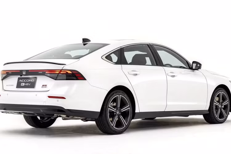 Mẫu xe Honda Accord 2024 mới có thông số kích thước lần lượt như sau: Chiều dài tổng thể: 4.962 mm; Chiều rộng tổng thể: 1.862 mm; Chiều cao tổng thể: 1.449 mm; Chiều dài cơ sở: 2.828 mm; Khoảng sáng gầm 134 mm; Dung tích bình nhiên liệu: 48,5 lít. So với thế hệ tiền nhiệm, Honda Accord 2024 dài hơn 68 mm, trong khi các thông số còn lại không có khác biệt quá lớn.