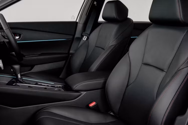 Vận tốc tối đa ở chế độ thuần điện lên đến 120 km/h, nhưng tùy thuộc vào dung lượng pin. Khi dung lượng pin cạn xuống mức tối thiểu, hệ thống sẽ tự kích hoạt chế độ khác. Bên cạnh 3 chế độ vận hành, Honda Accord 2024 cũng có 4 chế độ lái gồm: Econ, Normal, Sport và Individual. Chế độ Individual cho phép tùy chỉnh phản hồi hộp số, vô lăng, hệ thống điều khiển hành trình, cũng như màu sắc của đồng hồ lái kỹ thuật số. 