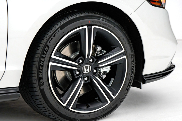 Đặc biệt, Honda Accord 2024 được trang bị tiêu chuẩn Hệ thống an toàn chủ động Honda SENSING, bao gồm 6 tính năng: Đèn pha thích ứng AHB; Cảnh báo chệch làn đường và giảm thiểu chệch làn đường RDM & LDM; Hỗ trợ giữ làn đường LKAS; Cảnh báo va chạm và phanh giảm thiểu va chạm CBM...