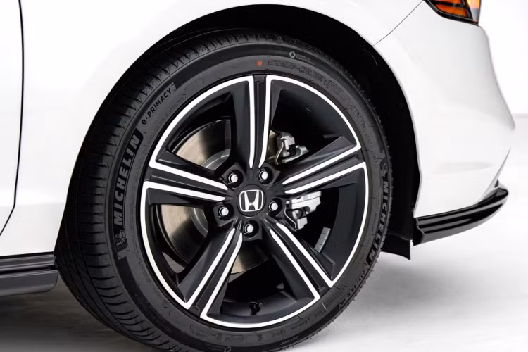 Đặc biệt, Honda Accord 2024 được trang bị tiêu chuẩn Hệ thống an toàn chủ động Honda SENSING, bao gồm 6 tính năng: Đèn pha thích ứng AHB; Cảnh báo chệch làn đường và giảm thiểu chệch làn đường RDM &amp; LDM; Hỗ trợ giữ làn đường LKAS; Cảnh báo va chạm và phanh giảm thiểu va chạm CBM...