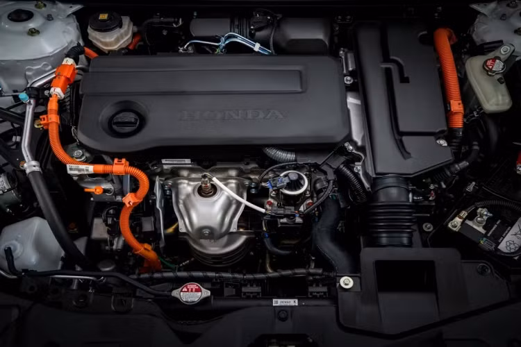 Cả ba phiên bản Honda Accord 2024 tại Thái Lan đều trang bị động cơ Hybrid 2.0L i-MMD. Động cơ trên gồm động cơ xăng 2.0L 4 xi lanh chu trình Atkinson có công suất 147 mã lực tại 6.100 v/ph, và mô-men xoắn 182 Nm tại 4.500 v/ph. Đi kèm với 2 động cơ điện có công suất 184 mã lực từ 5.000 – 6.000 v/ph, và mô-men xoắn 335 Nm từ 0-2.000 v/ph.