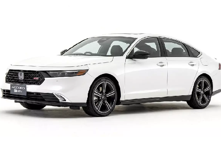 Giá xe Honda Accord 2024 cho 3 phiên bản bán tại Thái Lan: Accord e:HEV E: 1,529 triệu baht (1,02 tỷ đồng); Accord e:HEV EL: 1,669 triệu baht (1,12 tỷ đồng); Accord e:HEV RS | Panoramic: 1,799 triệu baht (1,21 tỷ đồng); Honda Accord 2024 là mẫu xe thuộc thế hệ 11 hoàn toàn mới, từng được trưng bày tại Triển lãm Gaikindo Indonesia, trước khi ra mắt tại Thái Lan.