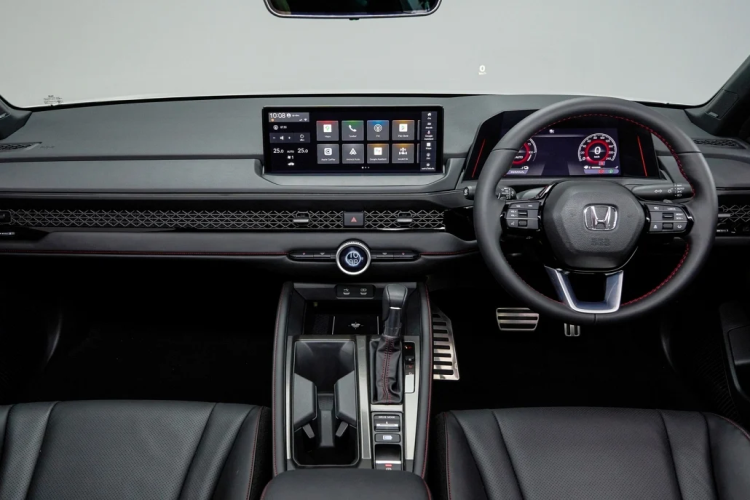 Hybrid Mode: động cơ xăng và mô tơ điện sẽ cùng hoạt động để hỗ trợ tăng tốc. Khi người lái nhả bàn đạp ga, động cơ sẽ ngắt, chế độ EV Drive Mode kích hoạt và sạc điện ngược lại cho bộ pin. EV Drive Mode: chế độ vận hành thuần điện với năng lượng cung cấp hoàn toàn từ bộ pin Lithium-ion. Người lái có thể kích hoạt qua phím EV Mode kế bên cần số.