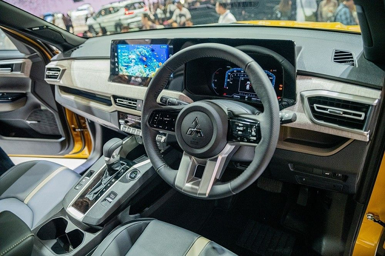 Bước vào bên trong xe, có thể thấy rõ ràng Mitsubishi XForce đem lại cảm giác thân thiện, hiện đại và trẻ trung hơn hẳn, với thiết kế chất liệu nội thất vải Melange sáng màu. Thiết kế ghế ngồi trên XForce cũng thể thao và ôm người hơn hẳn, với tựa vai nhô cao. Đặc biệt, hàng ghế sau của xe cho phép ngả tới 8 cấp độ.