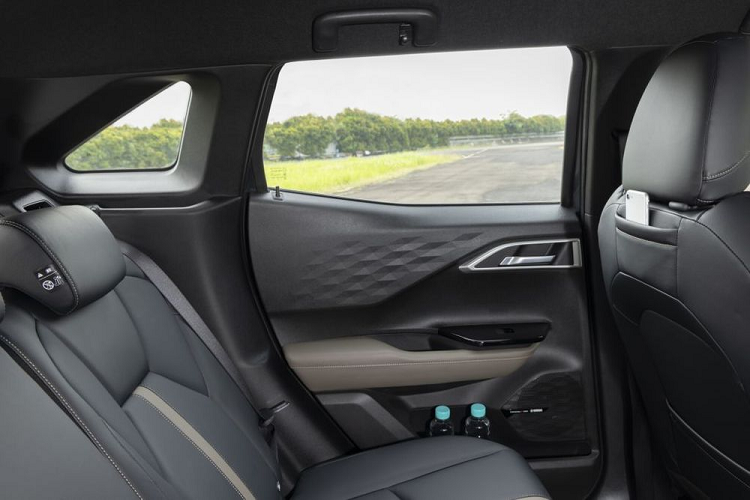 Trong khi đó, Mitsubishi XForce sử dụng hệ thống 8 loa Dynamic Sound Yamaha Premium do các kỹ sư Nhật Bản tự phát triển. Về các tiện ích khác, cả Creta và XForce cùng sở hữu phanh tay điện tử kèm Auto Hold; cổng sạc cho cả 2 hàng ghế; điều hòa tự động, nhưng đại diện Nhật Bản có thêm tính năng lọc không khí Nanoe và 2 vùng khí hậu độc lập.