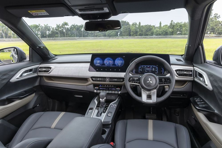 Về giải trí, cụm màn hình trung tâm trên Mitsubishi XForce cũng có kích thước vượt trội hơn hẳn - lên tới 12,3 inch - so với con số 10,25 Hyundai Creta. Trong khi hệ thống giải trí của Hyundai Creta được trang bị đầy đủ các kết nối thông minh tiêu chuẩn là Apple CarPlay hay Android Auto.