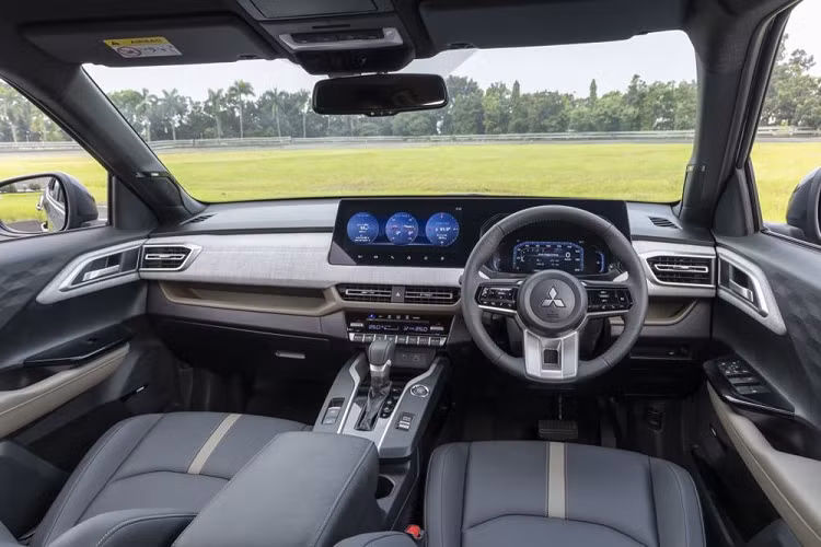 Về giải trí, cụm màn hình trung tâm trên Mitsubishi XForce cũng có kích thước vượt trội hơn hẳn - lên tới 12,3 inch - so với con số 10,25 Hyundai Creta. Trong khi hệ thống giải trí của Hyundai Creta được trang bị đầy đủ các kết nối thông minh tiêu chuẩn là Apple CarPlay hay Android Auto.