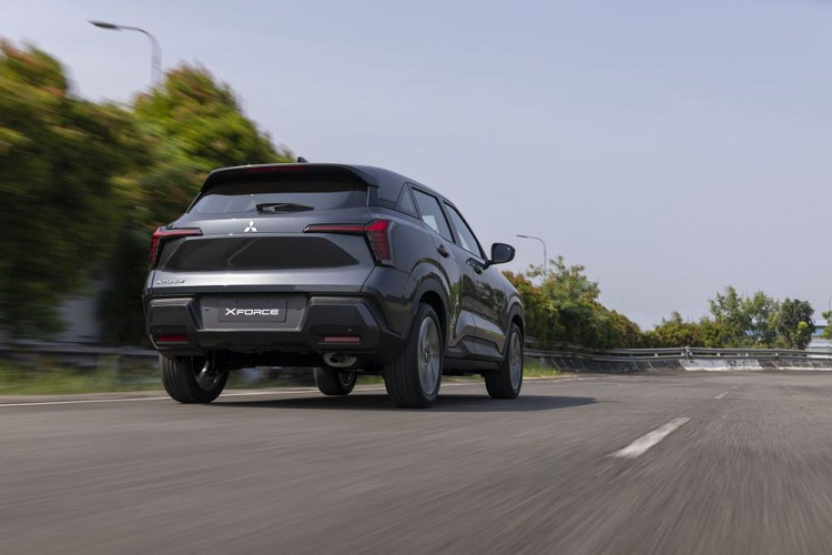 Đồng thời, Mitsubishi cũng rất “ăn chơi” khi trang bị cho “con cưng” XForce dàn chân “xịn xò” với bộ mâm có kích thước lên tới 18 inch. Trong khi đó Hyundai Creta - như hầu hết các mẫu xe khác trong cùng phân khúc, chỉ sở hữu bộ mâm 17 inch mà thôi.
