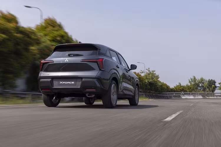 Đồng thời, Mitsubishi cũng rất “ăn chơi” khi trang bị cho “con cưng” XForce dàn chân “xịn xò” với bộ mâm có kích thước lên tới 18 inch. Trong khi đó Hyundai Creta - như hầu hết các mẫu xe khác trong cùng phân khúc, chỉ sở hữu bộ mâm 17 inch mà thôi.