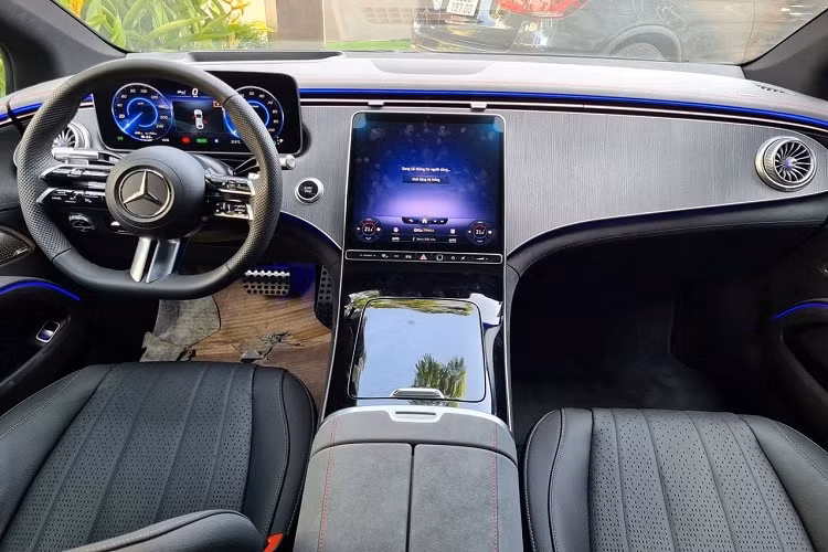 Mercedes-Benz EQS 450+ được phát triển trên một nền tảng kiến trúc độc lập hoàn toàn mới, để phù hợp với hệ thống truyền động điện khí hóa. Ngoài ra, nhờ ứng dụng triết lý thiết kế “Purpose design”, Mercedes-Benz EQS 450+ có thiết kế tổng thể phóng khoáng, liền mạch và tôn được vẻ hiện đại.