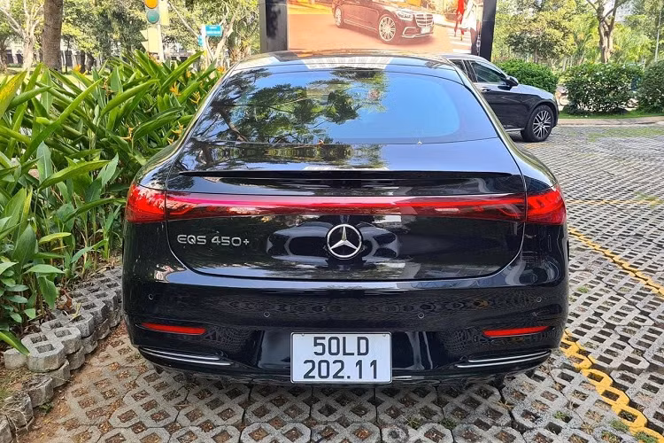 Xe sở hữu gói thiết kế nội thất thể thao AMG Line. Hàng ghế trước Mercedes-Benz EQS 450+ chỉnh điện tích hợp bộ nhớ vị trí cho ghế ngồi, vô lăng và gương chiếu hậu ngoại thất. Hàng ghế sau cũng trang bị chỉnh điện và bộ nhớ vị trí cho 2 ghế ngoài cùng. Ghế ngồi các vị trí còn đi kèm chức năng massage Energizing nhiều cấp độ, sưởi âm &amp; thông gió... 