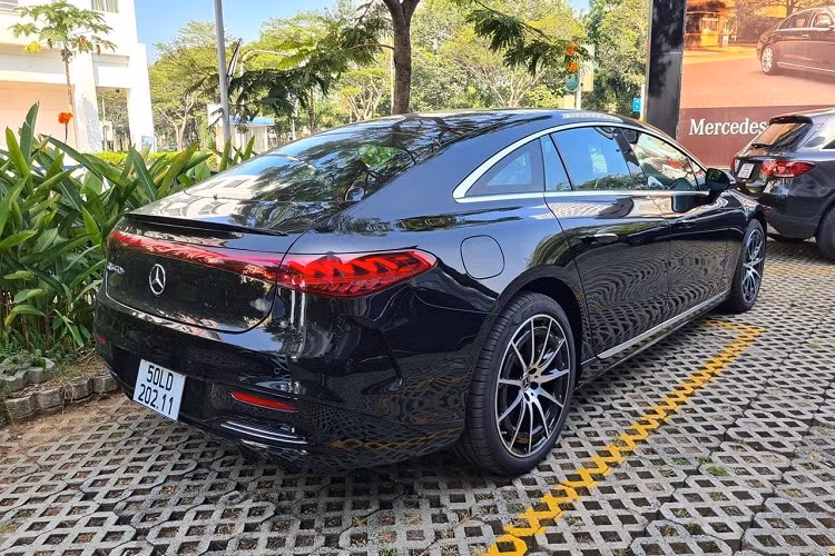 Mercedes-Benz EQS 450+ là một trong hai phiên bản thuộc dòng EQS, mẫu sedan thuần điện đầu tiên trong dòng Mercedes-EQ được trình làng tại Việt Nam. EQS được xem như dòng sedan chạy điện cao cấp nhất, đóng vai tương tự như S-Class trong thế giới xe động cơ đốt trong của Mercedes-Benz.