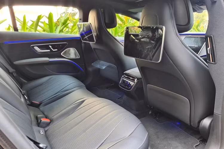 Thân xe Mercedes-Benz EQS 450+ có thiết kế mui xe vuốt cong như hình oval, kết hợp với thiết kế fastback thời thượng. Ngoài ra, các chi tiết trên thân xe đều thể hiện ý tưởng tối ưu hóa khí động học. Ví dụ mặt tản nhiệt Black Panel màu đen phủ bóng, tay nắm cửa đặt ẩn bên trong thân, mâm xe hợp kim AMG 21 inch thiết kế đa chấu tối ưu lực cản không khí... Tất cả giúp EQS 450+ có hệ số cản 0,20 tốt nhất phân khúc.