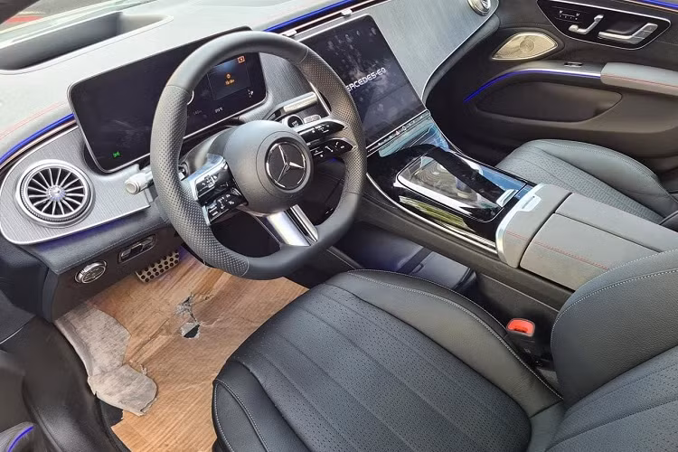 Dù không trang bị Hệ thống thông tin giải trí MBUX Hyperscreen như EQS 580 4Matic, nhưng không gian nội thất Mercedes-Benz EQS 450+ vẫn rất hiện đại với Bảng đồng hồ ký thuật số sau vô lăng 12,3 inch tích hợp công nghệ đèn nền LED matrix, và Màn hình giải trí trung tâm 12,8 inch sử dụng công nghệ OLED &amp; điều khiển cảm ứng.