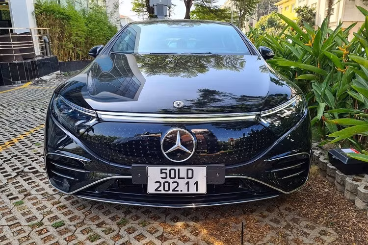 Đi kèm với màn hình này còn có chức năng điều khiển bằng giọng nói MBUX Voice Assistant, bằng cử chỉ MBUX Interior Assistant, kết nối Apple CarPLay và Android Auto không dây, hệ thống MBUX Navigation Plus với bản đồ Việt Nam, hệ thống âm thanh vòm Burmester 15 loa 710 watt. Ngoài ra, hàng ghế sau còn trang bị Hệ thống giải trí MBUX High-End với 2 màn hình 11,6 inch, đi kèm 2 tai nghe không dây...