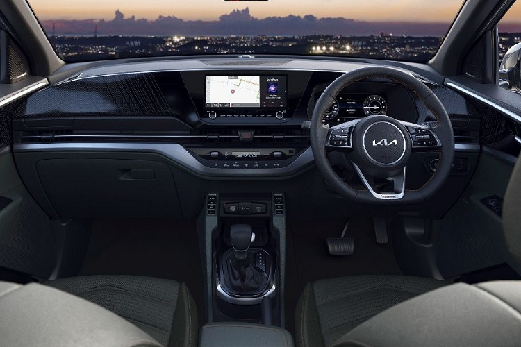 Được định vị như phiên bản cao cấp nhất trong dòng MPV này, Kia Carens X-Line 2023 thể thao chẳng những có trang bị đầy đủ hơn mà còn thay đổi nhẹ ở ngoại hình. Theo đó, phiên bản đắt nhất của Kia Carens ở thị trường Ấn Độ được bổ sung màu sơn xám nhám Matte Graphite mới.