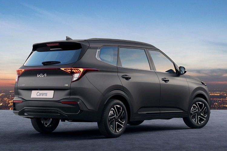 Tại thị trường Ấn Độ, giá xe Kia Carens X-Line 2023 có mức bán ra khởi điểm 1,894 triệu Rupee (khoảng 555 triệu đồng) cho bản máy xăng và 1,944 triệu Rupee (569 triệu đồng) cho bản máy dầu.