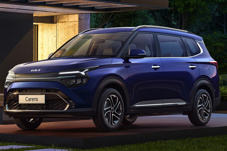 Bộ vành 16 inch của Kia Carens X-Line vẫn có thiết kế 5 chấu kép như các phiên bản thấp hơn. Nằm phía sau bánh trước là cùm phanh sơn màu bạc. Tương tự ngoại thất, nội thất của Kia Carens X-Line cũng được điều chỉnh nhẹ với tông màu chủ đạo là xanh đậm và đen, phối cùng viền chỉ màu cam ở một số khu vực.