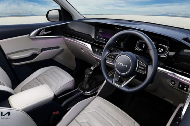 Nằm bên dưới nắp ca-pô của Kia Carens X-Line là 2 tùy chọn động cơ. Thứ nhất là động cơ xăng 4 xi-lanh, tăng áp, dung tích 1.5L với công suất tối đa 160 mã lực và mô-men xoắn cực đại 253 Nm. Động cơ này đi kèm với hộp số tự động ly hợp kép 7 cấp.