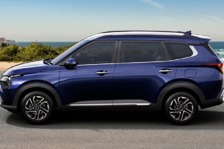 Đồng thời, hành khách có thể dùng ứng dụng trên điện thoại thông minh để chỉnh màn hình giải trí này. Ngoài ra, Kia Carens X-Line còn có những tính năng nổi bật như màn hình cảm ứng trung tâm 10,25 inch, hệ thống âm thanh Bose 8 loa, cửa sổ trời toàn cảnh Panorama và làm mát ghế trước.