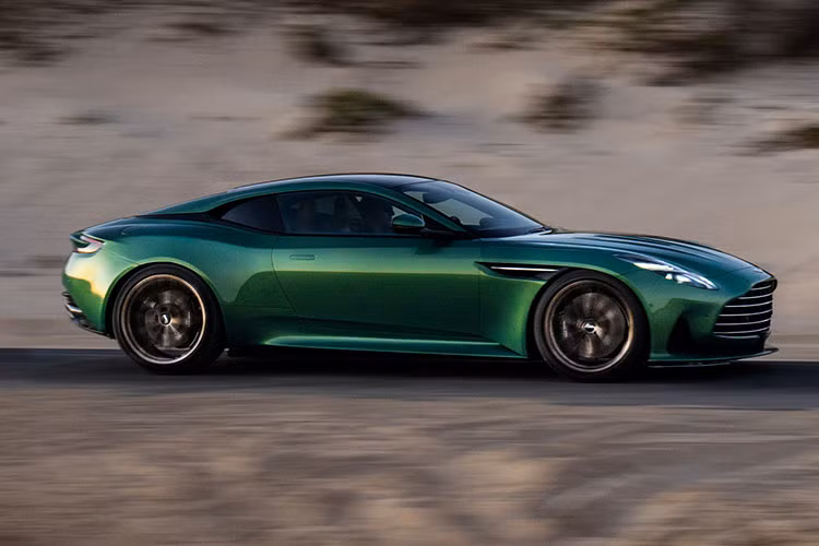 Mặc dù được Aston Martin quảng cáo đây là một mẫu xe mới, nhưng trên thực tế DB12 là bản nâng cấp mạnh mẽ của DB11, được giới thiệu lần đầu vào năm 2016. Tuy nhiên, siêu xe Aston Martin DB12 đã được sửa đổi ngoại thất, có nội thất hoàn toàn mới và dùng động cơ 4.0 V8 thay vì V12 giống người tiền nhiệm DB1.