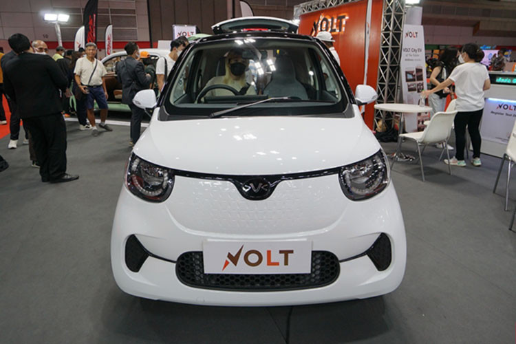 Volt City EV ở bản tiêu chuẩn chỉ có đèn pha halogen, nếu muốn trang bị đèn pha LED, khách phải chọn mua bản Premium. Phần đầu xe gây ấn tượng vẫn là cụm đèn pha tròn, thanh nhựa màu đen nối 2 đèn pha với nhau và logo hình chữ V nằm chính giữa.