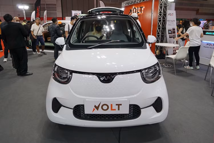 Volt City EV ở bản tiêu chuẩn chỉ có đèn pha halogen, nếu muốn trang bị đèn pha LED, khách phải chọn mua bản Premium. Phần đầu xe gây ấn tượng vẫn là cụm đèn pha tròn, thanh nhựa màu đen nối 2 đèn pha với nhau và logo hình chữ V nằm chính giữa.