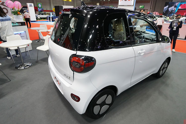 Xe điện Volt City EV thuộc phân khúc hatchback nhỏ gọn cho thành thị. Xe có 2 phiên bản là 3 cửa, hai chỗ, với các kích thước chiều dài 2.920 mm, rộng 1.499 mm, cao 1.610 mm và chiều dài cơ sở 1.980 mm. Còn bản 5 cửa, 4 chỗ ngồi có chiều dài 3.380 mm, rộng 1.499 mm, cao 1.610 mm và chiều dài cơ sở 2.440 mm.