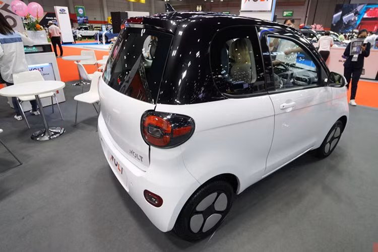 Xe điện Volt City EV thuộc phân khúc hatchback nhỏ gọn cho thành thị. Xe có 2 phiên bản là 3 cửa, hai chỗ, với các kích thước chiều dài 2.920 mm, rộng 1.499 mm, cao 1.610 mm và chiều dài cơ sở 1.980 mm. Còn bản 5 cửa, 4 chỗ ngồi có chiều dài 3.380 mm, rộng 1.499 mm, cao 1.610 mm và chiều dài cơ sở 2.440 mm.