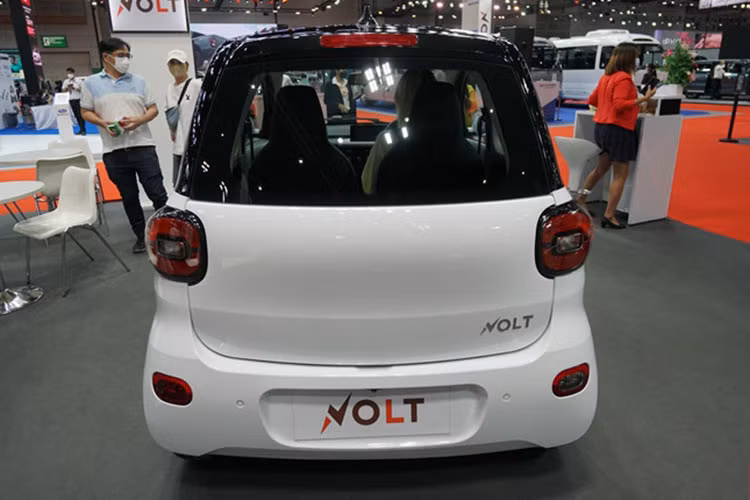 Mức giá xe Volt City EV 2023 cho phiên bản 3 cửa và 5 cửa tương ứng 325.000 baht (khoảng 212 triệu đồng) và 385.000 baht (khoảng 252 triệu đồng), còn bản Premium có giá 355.000 baht (khoảng 232 triệu đồng) và 415 baht (khoảng 272 triệu đồng). Lúc ra mắt, nhà phân phối cũng cung cấp cho khách hàng bộ sạc treo tường với giá bán 30.000 baht (khoảng 20 triệu đồng).