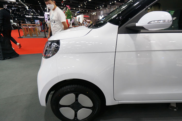 Xe sở hữu bộ mâm kép kính, với 5 chấu sơn màu trắng, còn lại màu đen, đèn hậu LED, gương hậu ngoài tích hợp đèn xi-nhan và cùng màu thân xe. Chiếc xe điện Volt City EV có 6 màu sơn cho khách lựa chọn với kiểu 2 màu, chẳng hạn xe màu trắng, xanh ngọc hay đỏ đều sẽ có nửa trên cùng sơn màu đen.