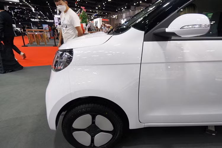 Xe sở hữu bộ mâm kép kính, với 5 chấu sơn màu trắng, còn lại màu đen, đèn hậu LED, gương hậu ngoài tích hợp đèn xi-nhan và cùng màu thân xe. Chiếc xe điện Volt City EV có 6 màu sơn cho khách lựa chọn với kiểu 2 màu, chẳng hạn xe màu trắng, xanh ngọc hay đỏ đều sẽ có nửa trên cùng sơn màu đen.